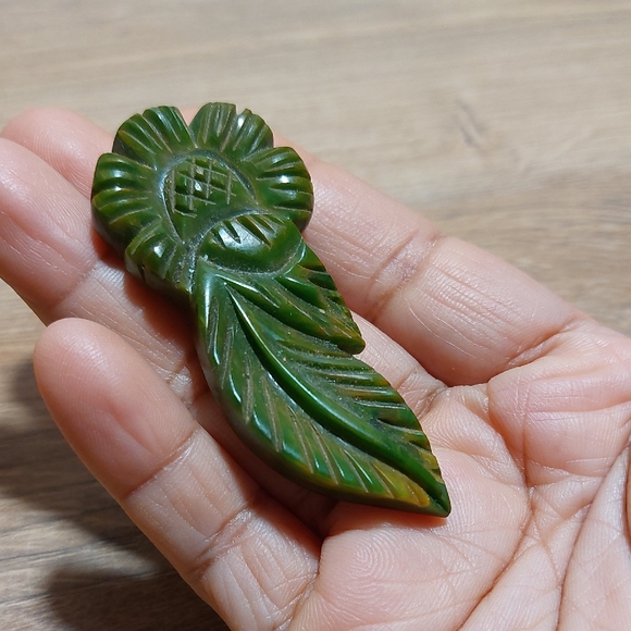 Vintage Accessories - Vintage Bakelite Spinach Green Flower Dress Clip Art Deco Era Collectible